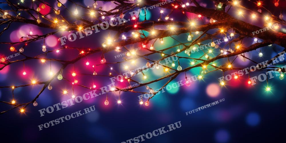 На загруженной фотографии изображены ветки ёлки, украшенные разноцветными гирляндами. Яркие огни создают праздничную и волшебную атмосферу, что делает это изображение идеальным для использования в рекламных кампаниях, связанных с праздниками, такими как Рождество и Новый Год. Фотография также подойдет для оформления открыток, праздничных украшений и в качестве фона для социальных сетей или промо-акций.