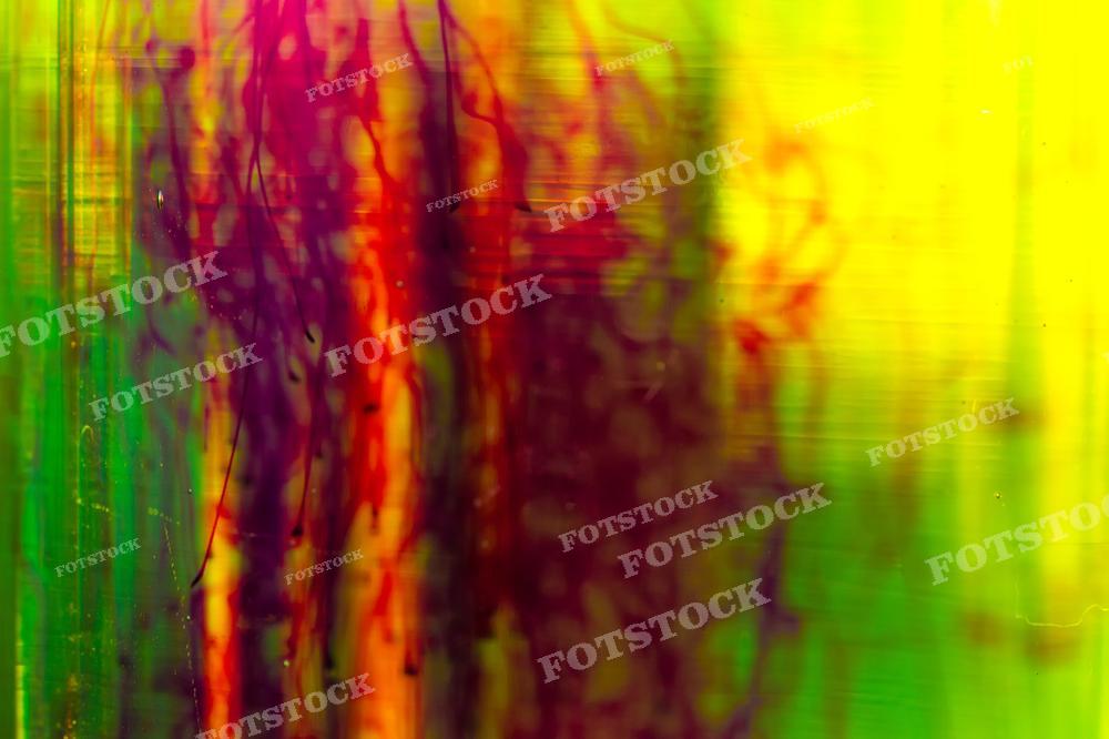 На фотографии изображен абстрактный цветной фон с насыщенными вертикальными разводами в жёлтых, красных и зелёных тонах. Это изображение может быть использовано для различных целей в графическом дизайне, как текстура или фон в рекламе, веб-дизайне, а также в печатных и цифровых медиа-проектах, где требуется элемент визуального оформления с абстрактным, цветным содержанием.