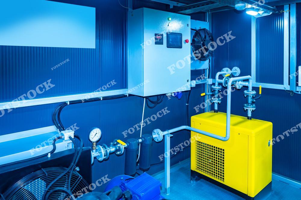 На фотографии изображена газовая котельная с оборудованием для отопления, установленная в небольшом помещении. Такое оборудование часто используется в частных домах или на небольших предприятиях для эффективного отопления.