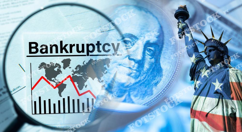 Увеличительное стекло с текстом "Bankruptcy", график падения, портрет Бенджамина Франклина и Статуя Свободы на фоне. Картина символизирует экономические проблемы, финансовые кризисы и их влияние на мировую экономику. Композиция подчеркивает связь американской экономики с глобальными процессами.