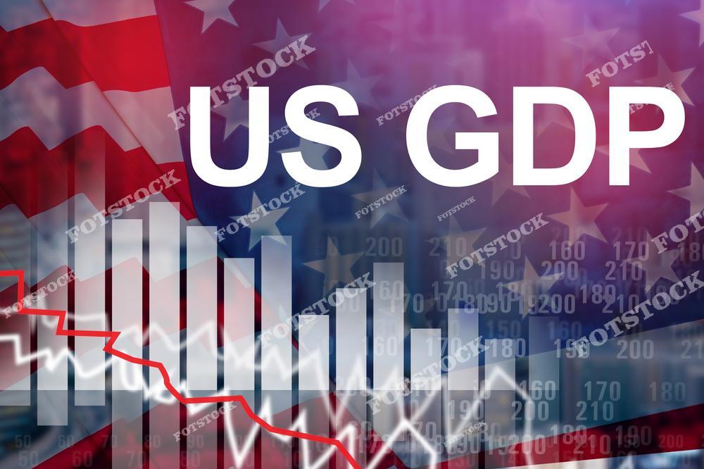 На изображении слова "US GDP" на фоне американского флага и графиков с ниспадающей линией. Композиция отражает снижение экономических показателей и финансовую нестабильность в США.