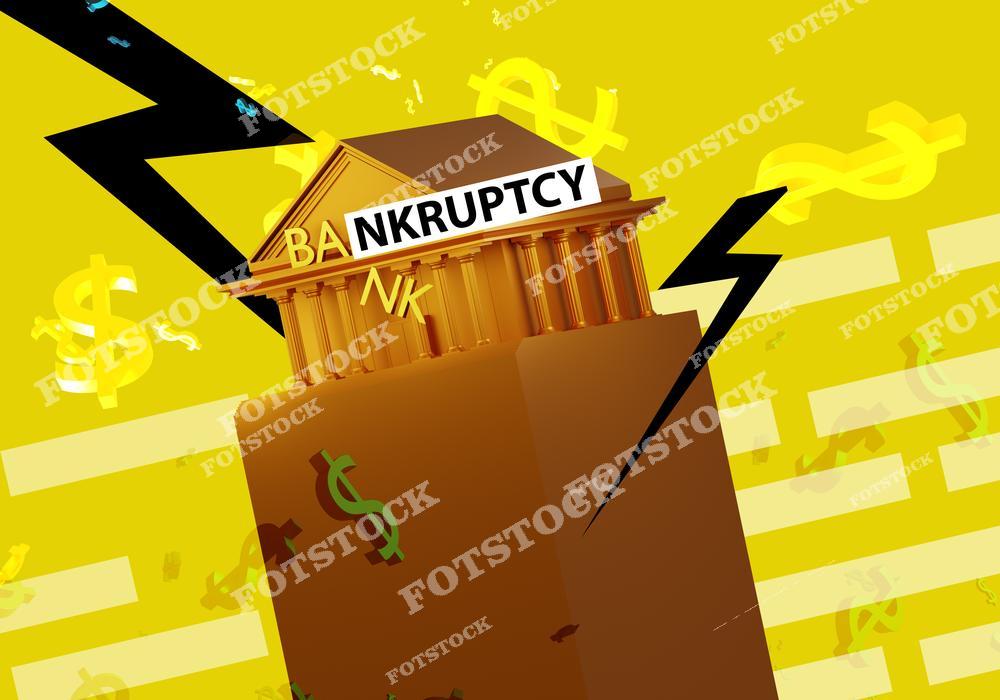 На изображении здание банка с надписью "BANKRUPTCY", разрушенное молнией на фоне желтых символов доллара. Композиция символизирует финансовый крах, кризис и нестабильность в экономике.