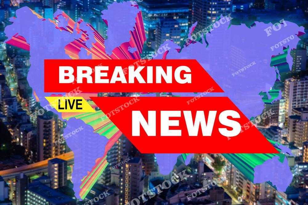 На изображении видны слова "BREAKING NEWS" с ярким фоном и карты мира, а также городские пейзажи. Это символизирует моментальные новости и актуальную информацию, передаваемую в прямом эфире.