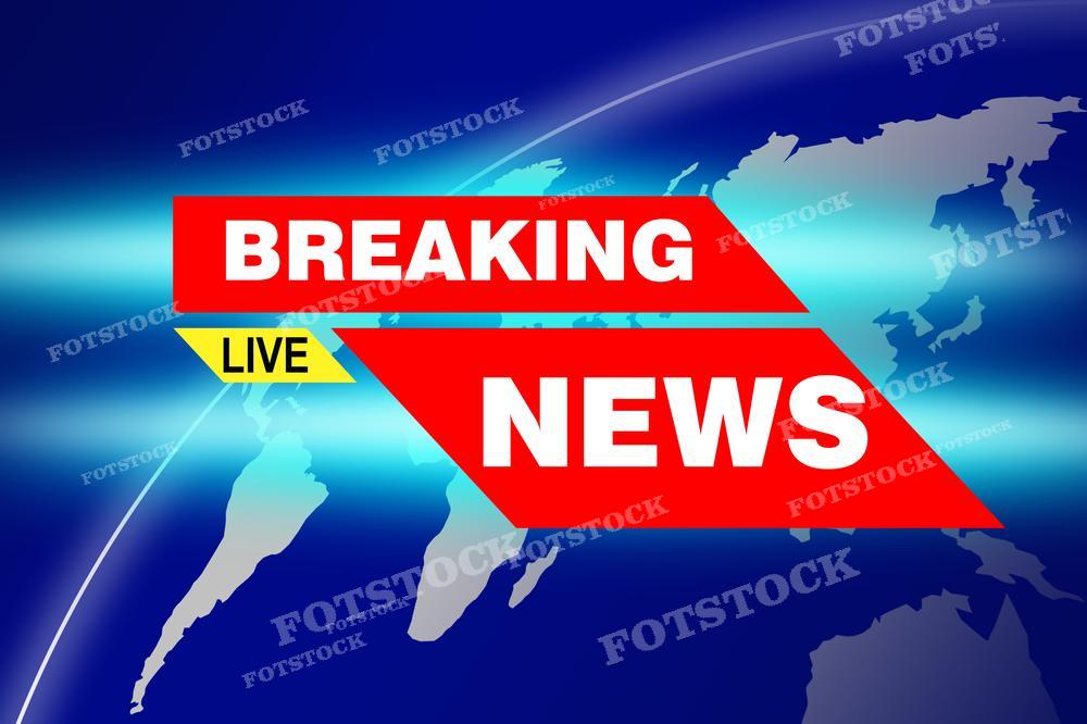 На фотографии представлен графический дизайн с надписью "BREAKING NEWS LIVE" на фоне стилизованной карты мира и градиентного синего фона. Фраза "BREAKING NEWS" выполнена крупным красным шрифтом, а слово "LIVE" - меньшим желтым шрифтом на красном фоне стрелки. Этот тип изображения часто используется в новостных репортажах для обозначения срочных или важных новостей, происходящих в реальном времени. Изображение может быть использовано телевизионными каналами, информационными агентствами, вебсайтами новостей и в социальных сетях для привлечения внимания к актуальным событиям.