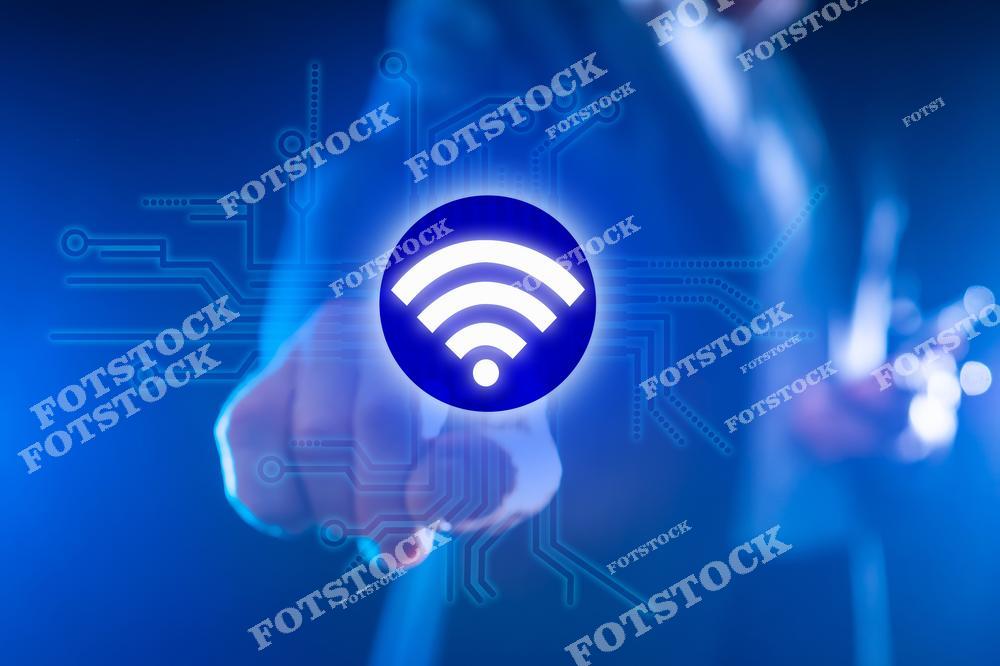 На фотографии изображен человек, указывающий на символ Wi-Fi, окруженный цифровыми элементами. Синий фон и технологический дизайн создают образ современного мира связи и инновационных технологий.