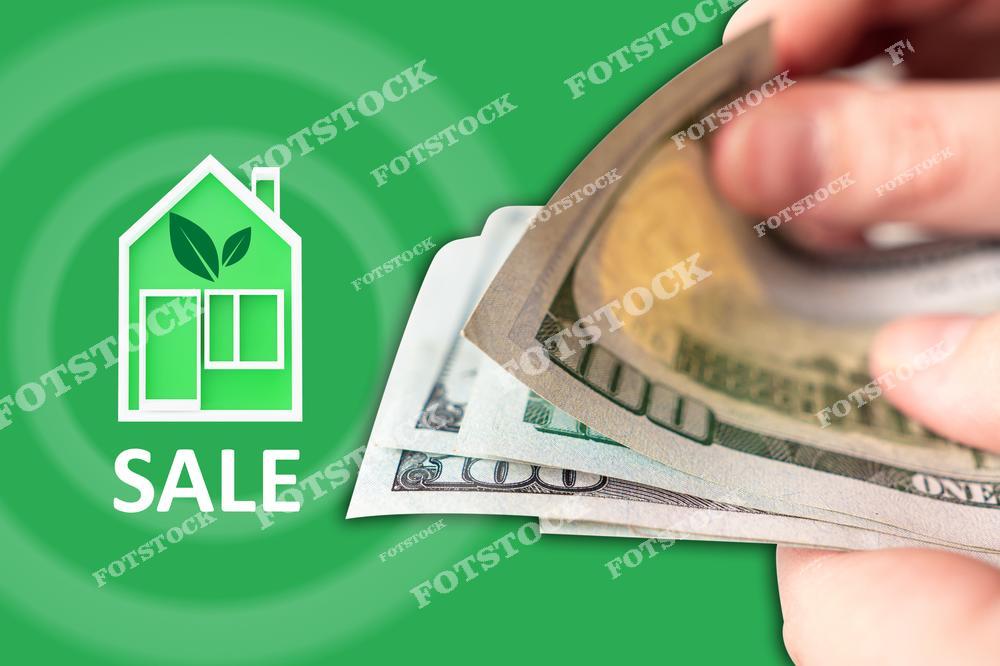 На изображении изображен символ дома с листьями и надпись "SALE" рядом с рукой, держащей долларовые купюры, на зеленом фоне. Композиция символизирует процесс продажи недвижимости, а также акцент на экологичности и устойчивом развитии. Подходит для иллюстрации тем, связанных с продажей недвижимости, финансами и экологичными домами.