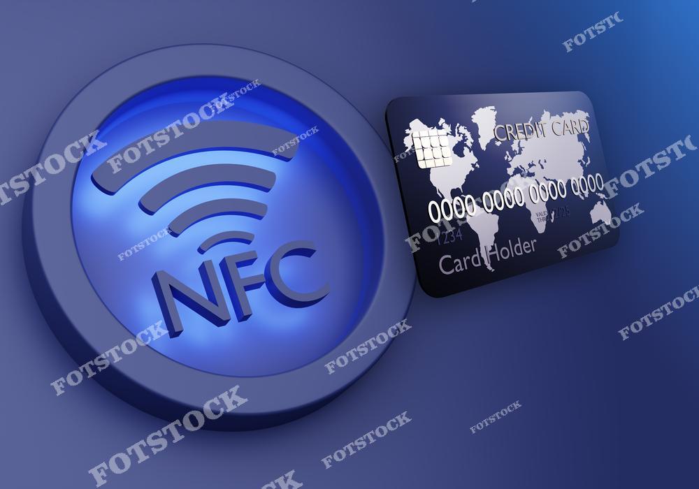 На изображении ярко подсвеченная иконка NFC рядом с кредитной картой, выполненной в темно-синем дизайне с изображением карты мира. Снимок отражает концепцию бесконтактных платежей и инновационных решений в области финансовых технологий.