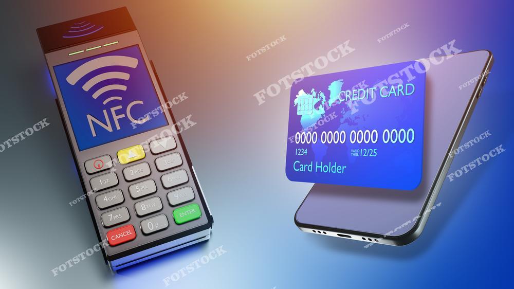 На изображении показаны NFC-терминал и смартфон с отображаемой кредитной картой, что символизирует процесс бесконтактной оплаты. Фото подчеркивает удобство и актуальность цифровых платежных технологий, обеспечивающих быстрые и безопасные транзакции.