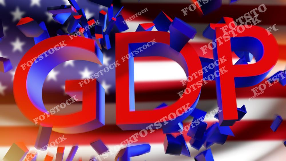 На изображении крупные красные буквы «GDP» с разлетающимися фрагментами на фоне американского флага, что символизирует снижение уровня ВВП и экономические проблемы в США. Фотография отражает темы финансового кризиса и экономической нестабильности.