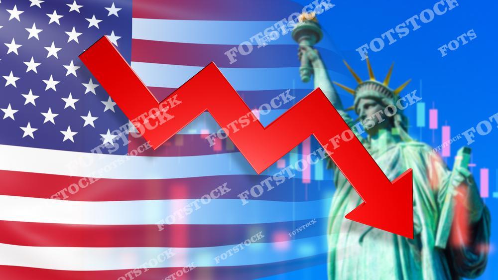 На изображении красная стрелка, направленная вниз, наложена на флаг США и Статую Свободы, что символизирует финансовые и экономические трудности в стране. Графики на фоне усиливают ассоциацию с экономическим спадом и кризисными явлениями в Америке.