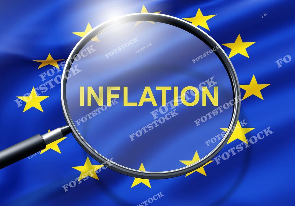 На изображении увеличительное стекло с текстом «Inflation» на фоне флага Европейского союза. Фото подчеркивает проблему инфляции и её влияние на экономику региона. Подходит для тем, связанных с экономическим анализом и кризисами.