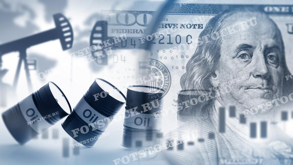 Фотография показывает нефтяные бочки и купюру в сто долларов США на фоне нефтяных вышек и графиков. Это символизирует влияние цен на нефть на экономику Соединенных Штатов. Нефтяные вышки подчеркивают важность нефтяной промышленности, а купюра отражает финансовые аспекты и рынок нефти. Сцена ассоциируется с изменением цен на нефть и их воздействием на финансовую стабильность.