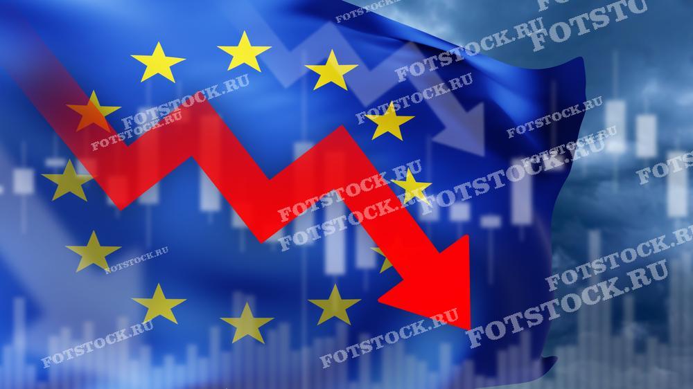 На изображении представлен флаг Европейского Союза с падающей красной стрелкой, символизирующей экономический спад. Графики на фоне подчеркивают тему финансовых трудностей и кризиса в странах ЕС. Это визуальное представление ухудшения экономической ситуации и нестабильности в Европе.
