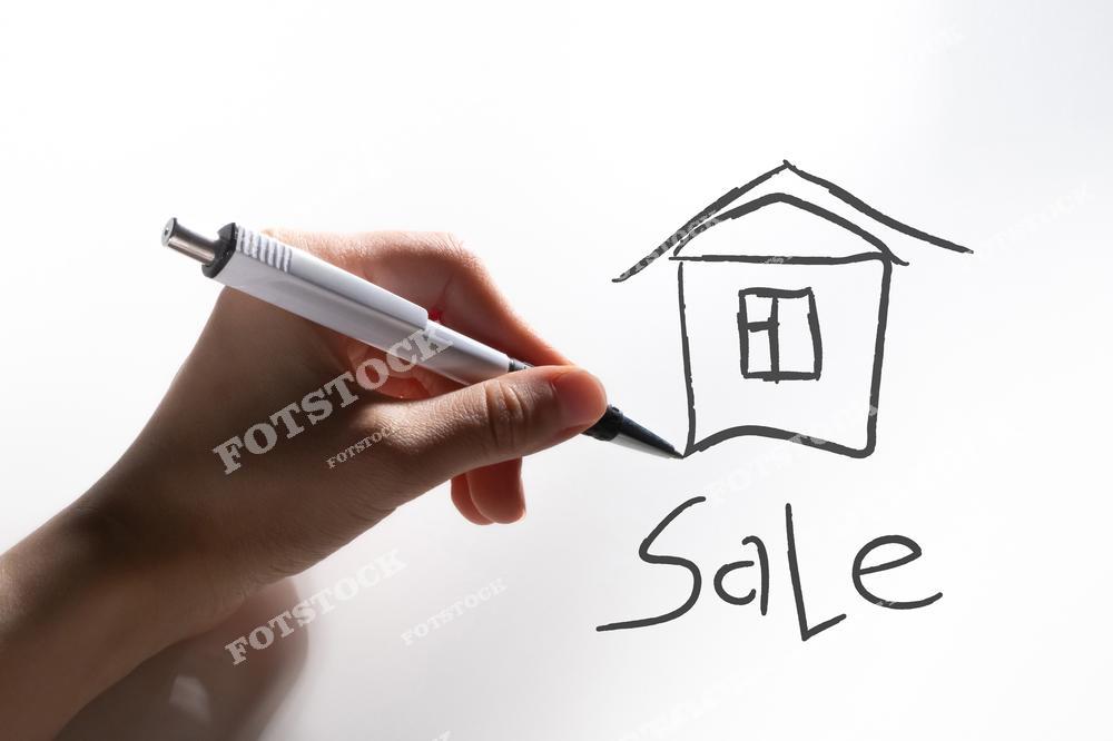 На изображении рука держит ручку и рисует дом с надписью "Sale" на белом фоне. Иллюстрация отражает концепцию продажи недвижимости, оформления объявления или маркетинга объектов для продажи.