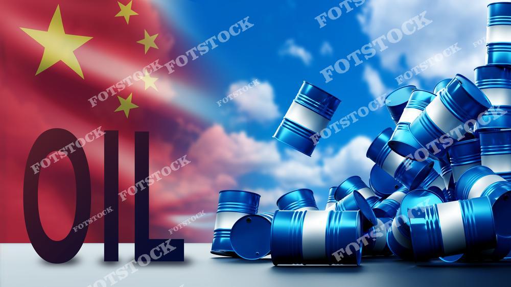 На изображении показаны синие нефтяные бочки на фоне китайского флага и надписи "Oil". Фото символизирует роль нефти в экономике Китая и его зависимость от энергетических ресурсов. Этот визуальный образ подчеркивает значимость нефти для промышленного и экономического роста.