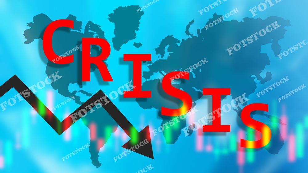 На изображении красное слово "CRISIS" размещено на фоне карты мира с графиком, падающим вниз. Фото символизирует глобальный экономический кризис и финансовую нестабильность, подчёркивая мировой спад. Этот образ передаёт серьёзность экономических проблем и их международное влияние.