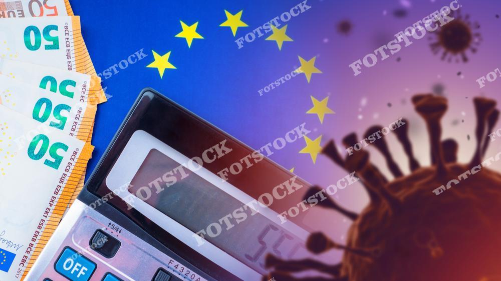 На изображении представлены евро банкноты, калькулятор, символ Евросоюза и графическое изображение вируса. Фото символизирует экономические трудности и влияние пандемии COVID-19 на финансовую стабильность Европы.