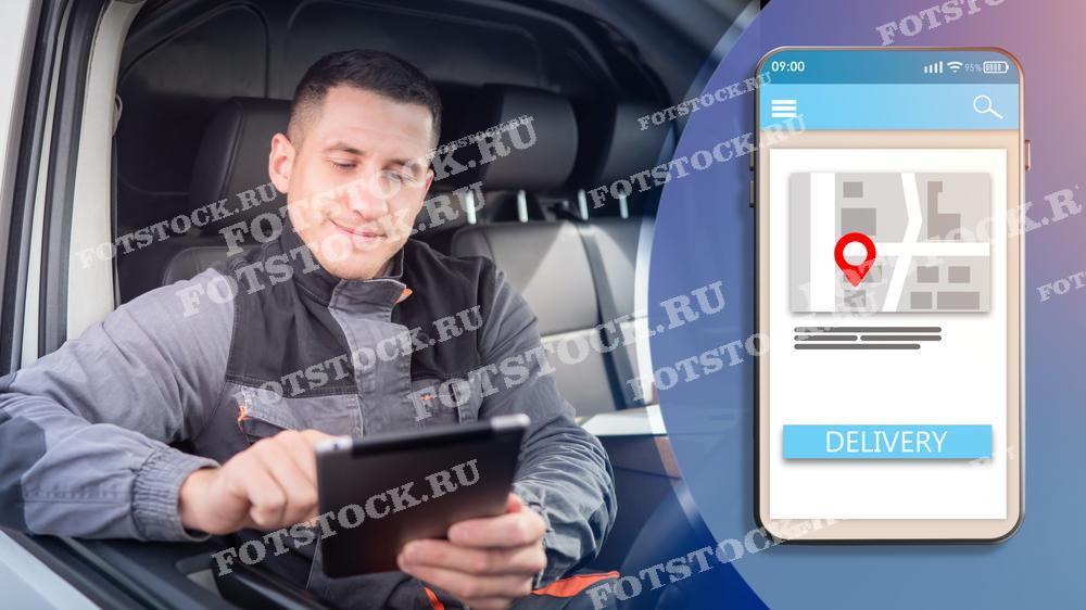 На изображении курьер сидит в автомобиле и работает с планшетом, проверяя маршрут доставки. Справа показан экран мобильного приложения с картой и указателем на пункт доставки. Фотография демонстрирует процесс работы курьера с использованием современных технологий.