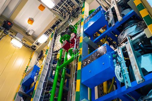 На фотографии запечатлен фрагмент оборудования газораспределительной станции, являющейся ключевым звеном в поставке газа для промышленных предприятий и домашних потребителей. Точные механизмы и трубопроводы, видимые на снимке, являются неотъемлемой частью топливной инфраструктуры. Фотография иллюстрирует важность газовых поставок как для промышленных предприятий, так и для домашних потребителей.