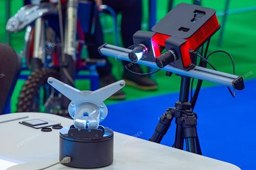 На фотографии представлен 3D сканер в процессе сканирования металлической детали. Это высокоточное оборудование используется для создания трехмерных копий объектов, а также подготовки эскизов для последующей печати на 3D принтере. Изображение иллюстрирует важный этап в современных технологиях, где точность и реалистичность играют ключевую роль.

Фотография может быть интересна инженерным компаниям, занимающимся проектированием и производством, а также образовательным учреждениям, демонстрируя применение передовых технологий в обучении.