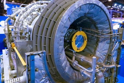 Фотография демонстрирует оборудование на газоперерабатывающей станции — внушительные машины и газотранспортные системы. Этот кадр иллюстрирует высокотехнологичное промышленное производство и процессы газификации. Он воплощает масштабность индустрии и важность технологий в транспортировке минералов. Ассоциации с передовыми технологиями и важностью энергетики в современном мире оживляют снимок.