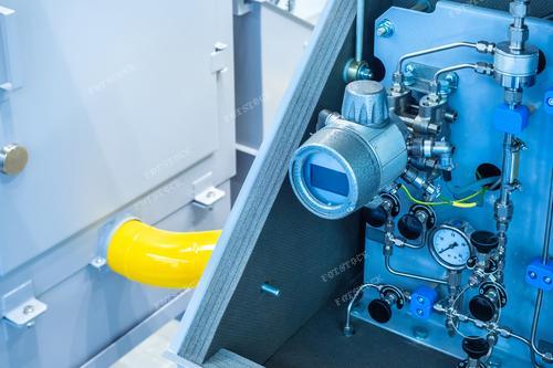 Фотография отображает газовый компрессор и манометр на трубе, подчеркивая процессы производства сжиженного газа и функционирование системы газоснабжения. Изображение создает ассоциации с инженерной деятельностью, промышленностью и эффективным использованием энергетических ресурсов. Это фото может быть полезным для компаний, занимающихся производством и поставкой газа, а также для инженерных и энергетических публикаций.