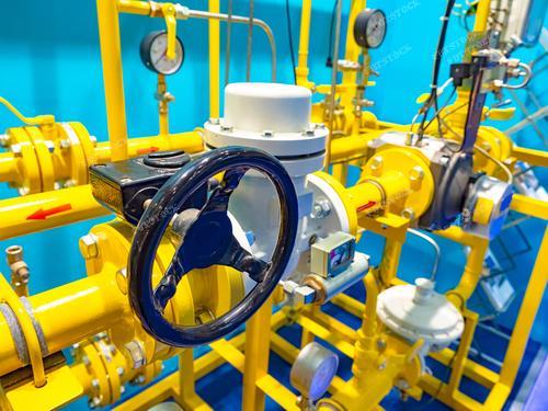 Этот снимок иллюстрирует воздействие газовой промышленности на экономику, особенно в условиях экономических санкций.  Эта фотография может быть использована в новостных материалах о газовых поставках и санкциях, а также в образовательных материалах о влиянии энергетики на региональную экономику. Компании в области энергетики могут применить ее в своих презентациях для визуализации процессов газификации и продемонстрировать свою роль в обеспечении энергетической безопасности и устойчивости.