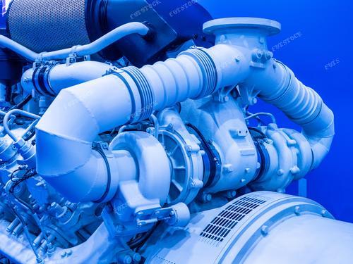 На фотографии запечатлен фрагмент газоперерабатывающего завода, осуществляющего процесс получения газового топлива. Изображен газопровод, который служит для поставки газа.