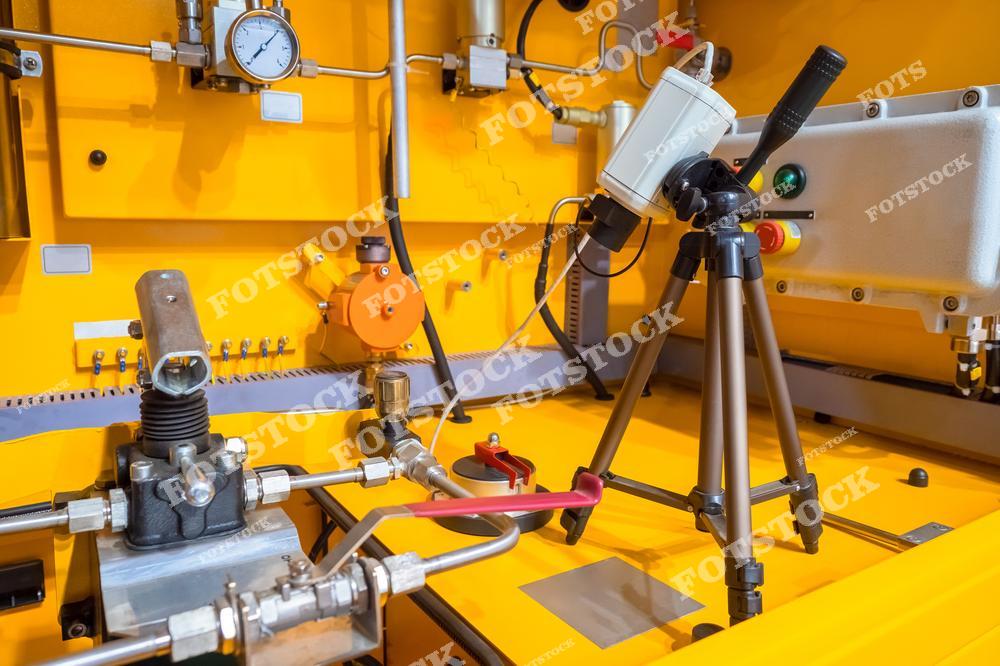 На фото изображена проверка оборудования на газораспределительной станции, где камера фиксирует работу механизма. Это часть контроля производственного процесса, направленного на обеспечение правильной работы механизмов и систем на заводе, что важно для безопасности и эффективности работы станции.
