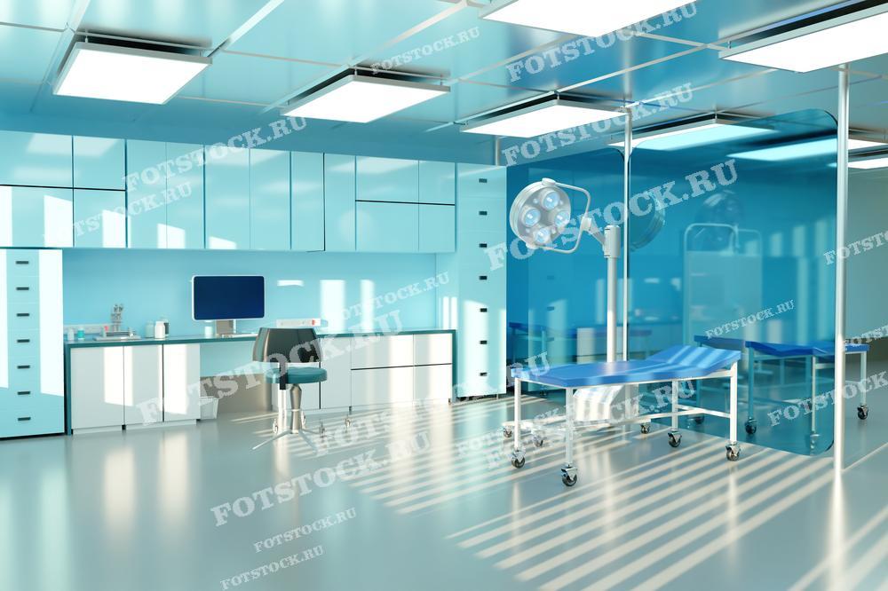 На фотографии изображена просторная и светлая операционная в современном медицинском центре. В центре комнаты находится хирургическая каталка, окруженная стерильной мебелью и медицинским оборудованием, включая операционные лампы. Помещение готово для проведения осмотра пациентов или хирургических операций.