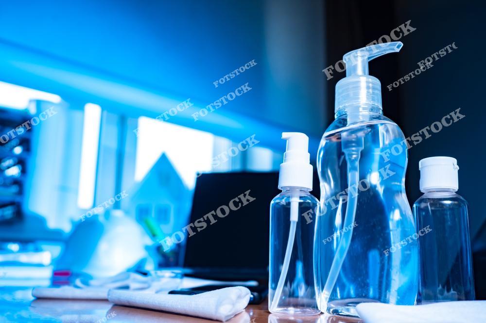 Фотография карманных антисептиков и бутылочек с дезинфицирующими средствами рядом с ноутбуком отражает современные меры защиты от вирусов и бактерий. Изображение символизирует использование санитайзеров для обработки рук, соблюдение гигиены и профилактику инфекционных заболеваний в офисе, дома или общественных местах. Компактные антисептики подчеркивают удобство переносных средств дезинфекции и актуальность защиты здоровья в период эпидемий и пандемий. Фото подходит для публикаций о коронавирусе, санитарной безопасности, healthcare-индустрии, медицинских товарах и офисной гигиене. Иллюстрация может использоваться для рекламы антисептиков, аптек, медицинских сайтов, интернет-магазинов и средств личной защиты.