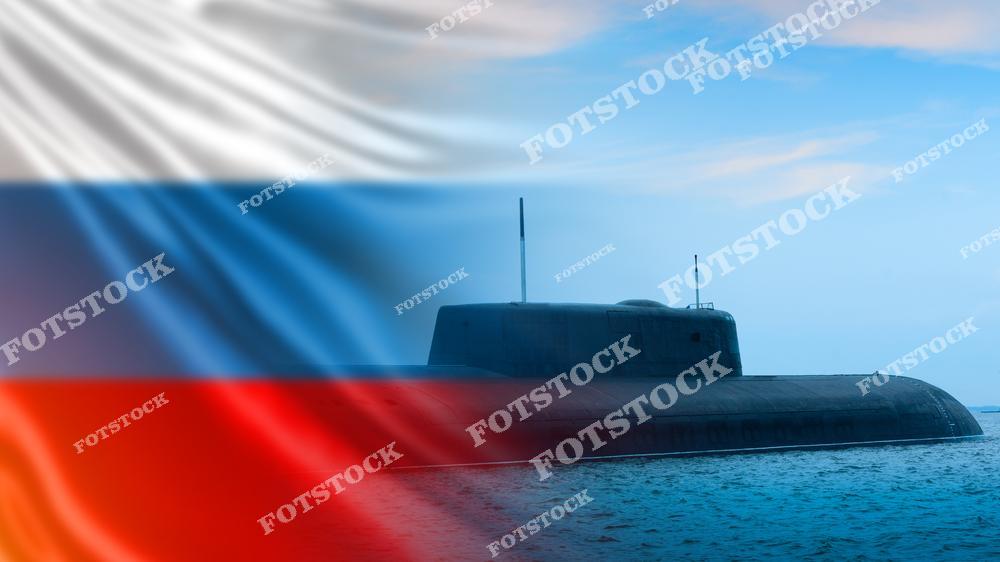 На изображении представлена подводная лодка, частично погруженная в воду, с наложением российского флага. Фотография символизирует мощь и технологический потенциал военно-морского флота. Кадр акцентирует внимание на морской обороне и национальной принадлежности.