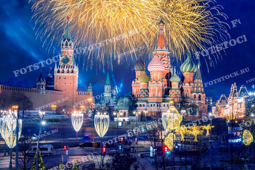 На фотографии изображён великолепный вид на Кремль и Собор Василия Блаженного в Москве во время праздничного фейерверка. Фотография сделана ночью, и на ней прекрасно видны освещенные иллюминацией Красная площадь и украшенные для новогодних праздников улицы. Это изображение может использоваться для туристических брошюр, постеров, рекламных и информационных материалов, которые призваны показать красоту Москвы и привлекать туристов на новогодние мероприятия.