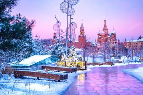 Фотография передает атмосферу Рождества в столице России. Особое внимание уделяется Спасской башне, которая является неотъемлемой частью московского пейзажа. Великолепие Собора Василия Блаженного создает уникальное сочетание древности и праздничной радости. Фотография идеально подходит для иллюстрации путеводителей по России, открыток и рекламы новогодних путешествий.