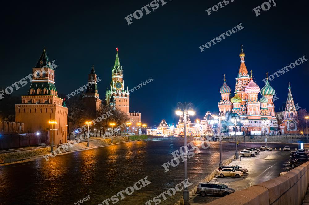 На фотографии запечатлён ночной вид на Кремль и Собор Василия Блаженного. Башни Кремля эффектно подсвечены, выделяясь на фоне тёмного неба. Эта композиция демонстрирует красоту и величие центра столицы.