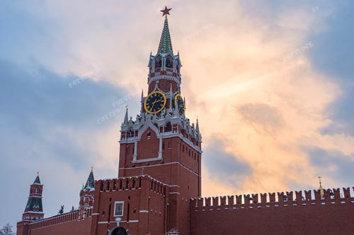 На фотографии изображена Спасская башня Московского Кремля с курантами и красной звездой на фоне облачного неба. Кадр воплощает в себе атмосферу городской архитектуры и истории. Смотря на фото, вы погружаетесь в атмосферу столицы России, ощущаете величие и важность исторического наследия. Эта фотография подходит для использования в материалах о российской культуре, архитектурных журналах и рекламе туристических путевок в Москву. Она также может стать отличным дополнением к учебным материалам о российской истории и архитектуре.