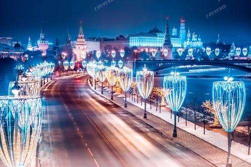 На фотографии изображены новогодние украшения в столице России – Москве. Сверкающие гирлянды вдоль набережной на фоне Кремля создают атмосферу праздника. 
Фотография подходит для использования в новогодних рекламных кампаниях, туристических брошюрах о России, а также как украшение для праздничных статей и открыток.