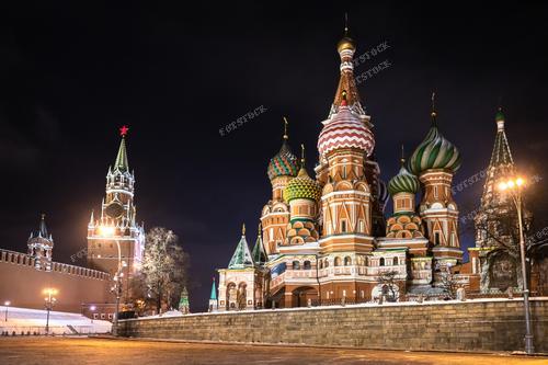 Стройные башни Кремля и уникальная архитектура Храма Василия Блаженного высится на красной площади, величественно контрастируя с черным небом над Москвой. Эта фотография передает атмосферу вечернего города и его культурное наследие. Иллюстрируя символ России, снимок подчеркивает величие и красоту столицы.

Фотография подходит для использования в рекламе туров по Москве, презентации культурных мероприятий и создания уникальных печатных материалов о городе. Обладая выразительностью и характером, она может привлечь внимание тех, кто интересуется историей и архитектурой.