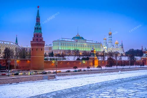 На фотографии запечатлены башни Кремля, Большой Кремлевский дворец и Москва-река, окаймляющие исторический центр Москвы. Это изображение иллюстрирует архитектурное богатство российской столицы, являясь символом её культурного наследия.

Фотография прекрасно подходит для использования в туристических брошюрах, путеводителях по Москве и рекламных материалах о российских городах. Она может быть привлекательной иллюстрацией для публикаций о туризме, истории и архитектуре России.