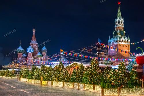Фотография представляет Рождественский базар, организованный у стен Кремля, на фоне исторических символов – Красной площади, Спасской башни и Храма Василия Блаженного. 

Эта фотография идеально подходит для различных медийных материалов, связанных с рождественскими праздниками в Москве. Она может быть использована в туристических брошюрах, путеводителях, а также в рекламе новогодних мероприятий и туристических пакетов.
