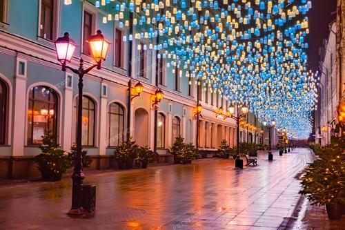 Фотография запечатлевает московские улицы, наряженные к Рождеству. Яркие гирлянды, украшенные елки и фонари создают атмосферу волшебства и торжества. Этот кадр является идеальной иллюстрацией для материалов о новогодних и рождественских традициях в России. Он символизирует радость и тепло праздничного сезона, а также подчеркивает уникальность российских зимних праздников.

Фотография может быть использована в печатных изданиях, туристических брошюрах и рекламе, привлекая внимание тех, кто ищет атмосферные кадры новогодней Москвы. Также она станет отличным фоном для онлайн-поздравлений и рождественских публикаций.