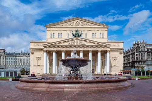 Фотография отображает великолепие классической русской архитектуры в здании Большого театра в Москве. Здесь в каждой детали прослеживается история и красота. Фонтан на фоне здания придает этой композиции особый шарм и изысканность. Прогулка по Москве, запечатленная на этой фотографии, приглашает нас на увлекательное путешествие по культурным богатствам российской столицы в летний день.

Эта фотография может быть использована для создания иллюстраций в путеводителях по Москве, а также в материалах, посвященных русской архитектуре и искусству.