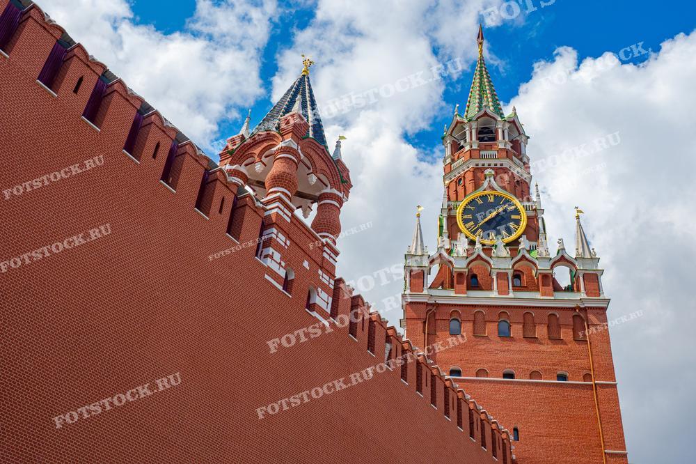 На фотографии изображены Спасская башня Кремля и часть Красной стены, являющиеся значимыми символами Москвы. Спасская башня знаменита своими кремлёвскими курантами — одними из самых известных часов в мире. 
Фотография идеально подходит для использования в образовательных материалах, туристических проспектах и публикациях о значимых достопримечательностях Москвы.