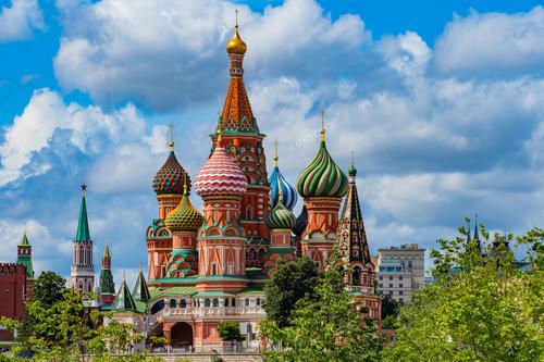 Фотография зафиксировала красочные купола Собора Василия Блаженного на фоне зеленых деревьев в яркий летний день. Раскинувшись на Красной Площади, собор является визитной карточкой Москвы, символизируя богатство российской истории и архитектуры.

Эта фотография подходит для иллюстрации туристических материалов, путеводителей по Москве, а также для веб-сайтов, посвященных российской культуре. Она привлечет внимание тех, кто ищет яркие, летние сцены и культурные достопримечательности.