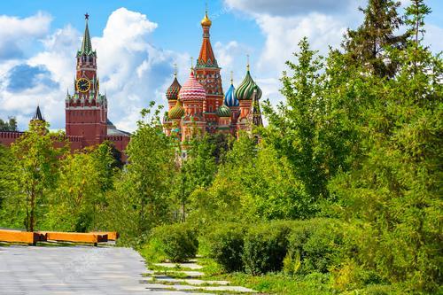 На этом фото старинная архитектура Кремля встречает современный зеленый оазис - парк Зарядье. В ярком летнем свете высокие деревья, Собор Василия Блаженного и Спасская башня Московского Кремля.

Эта фотография подходит для туристических агентств,  туристических сайтов, иллюстрируя красоту и разнообразие московских достопримечательностей.