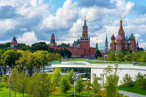 На этой фотографии запечатлен уникальный летний пейзаж Москвы, представляющий собой великолепный вид на Кремль и Собор Василия Блаженного из парка Зарядье. Красочные купола собора прекрасно контрастируют с зелеными деревьями парка, создавая неповторимый ансамбль столичных достопримечательностей.

Эта фотография идеально подходит для использования туристическими агентствами и агенствами по продаже туров, чтобы привлечь внимание к красоте и культурному богатству Москвы. Визуальная привлекательность и историческая значимость делают эту фотографию удачным выбором для различных медиа-ресурсов.
