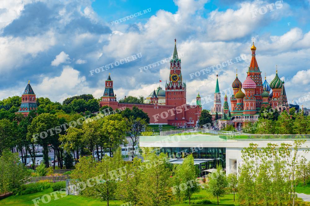 На фотографии представлен вид на Московский Кремль и Собор Василия Блаженного с парка Зарядье. Этот парк — современное пространство для отдыха и культурных мероприятий, расположенное в самом сердце Москвы. Сочетание исторической архитектуры и современного ландшафтного дизайна делает это место особенно привлекательным для жителей города и туристов. Фотография может использоваться в туристических путеводителях, культурно-исторических изданиях, промо-материалах и как элемент декора, подчеркивающий красоту и уникальность Москвы.