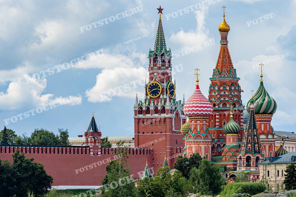На фотографии изображены Спасская башня и Собор Василия Блаженного, расположенные на Красной площади в Москве. Эти исторические и архитектурные памятники символизируют культурное наследие России. Фотография может быть использована в туристических путеводителях, исторических и культурных публикациях, а также в рекламных материалах, связанных с Москвой.