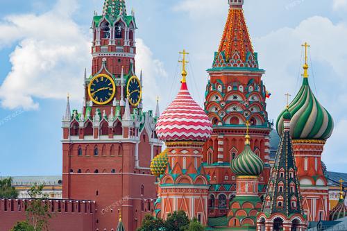 Фотография, созданная в теплый летний день, запечатлевает красочные купола Собора Василия Блаженного и величественные башни Кремля на фоне голубого неба. 
Этот снимок передает дух и красоту столицы России. Он привлекает внимание к историческим и архитектурным богатствам Москвы, являясь прекрасной иллюстрацией для туристических и медийных платформ.