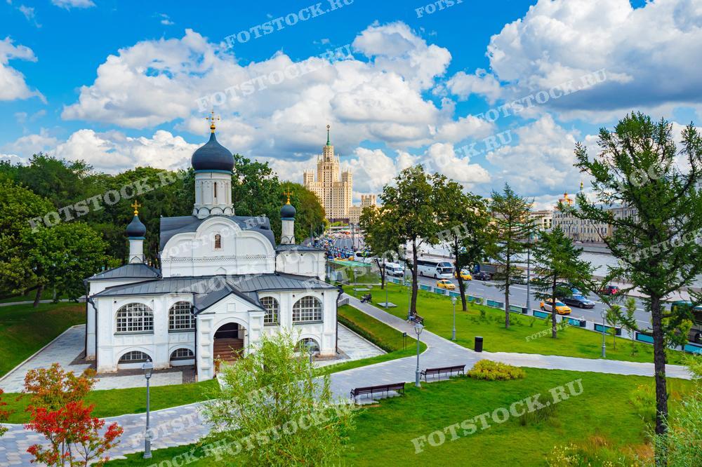 На фотографии изображен вид на церковь и современный городской пейзаж в Москве. На переднем плане — историческая Церковь зачатия святой Анны в Зарядье, которая контрастирует с высотным зданием на заднем плане — одной из семи сталинских высоток, также известной как высотка на Котельнической набережной. Эта композиция подчеркивает сочетание исторического наследия и современного развития Москвы, делая снимок интересным для использования в туристических и культурных публикациях, а также в образовательных материалах.